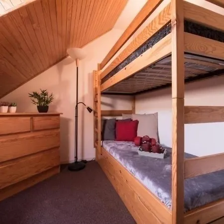 Duplex Ensoleille Pour 6 Personnes Avec Balcon Et Parking A Saint-lary Village - Fr-1-296-188